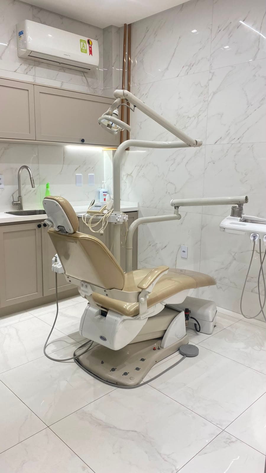 Consultório odontológico moderno da Dra. Flávia Bicalho