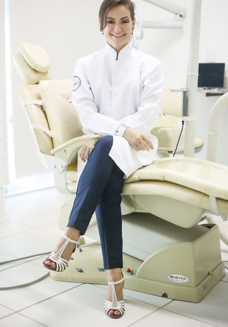 Dra. Flávia Bicalho em seu consultório odontológico